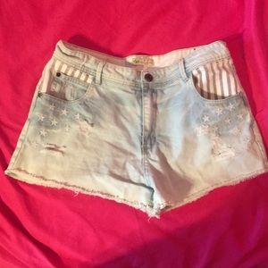 High waisted shorts with flag details